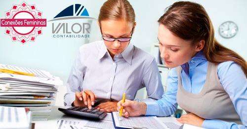 duas mulheres analisando dados e fazendo anotações + logo valor contabilidade e conexões femininas ao fundo